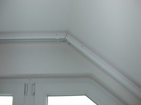 2-sínes, tépőzáras előlapos alu karnis, tetőtéri ablakra