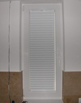 VS–2 Feszített pliszé függöny keskeny ablakra